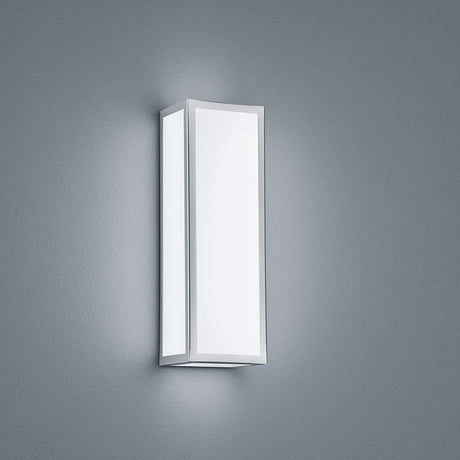 LED Wandleuchte Zelo IP44 Chrom an grauer Wand montiert, ideal für Bad und Treppenaufgänge.