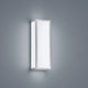 LED Wandleuchte Zelo IP44 Chrom an grauer Wand montiert, ideal für Bad und Treppenaufgänge.