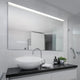 blendfreie LED-Spiegelbeleuchtung Onta in modernem Bad mit eleganter Waschschüssel und stilvollem Design.