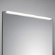 blendfreie LED-Spiegelbeleuchtung Onta über einem Spiegel, ideal für elegantes und modernes Badezimmerdesign.