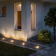 Helles Licht von High Power LED Bodeneinbaustrahler, klares Glas an der Außenwand eines Hauses.