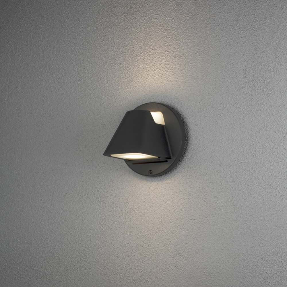Hild Außenwandleuchte 2-flammig in Schwarz mit gefrostetem Glas an der Wand.