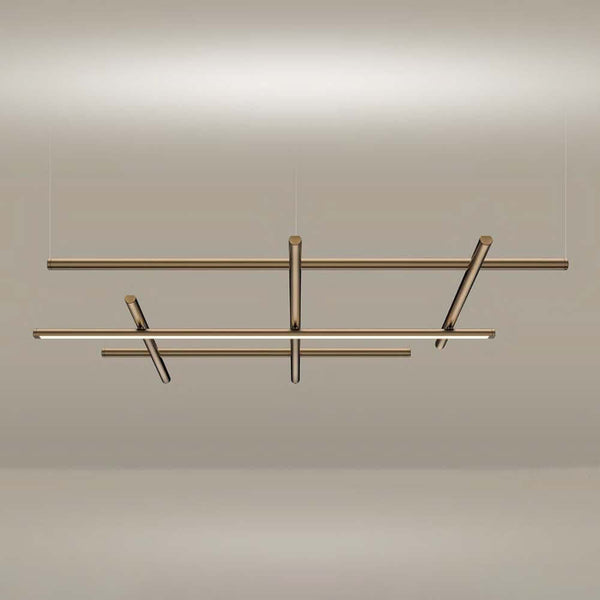 Lampada a sospensione Panzeri Hilow LED con linee moderne e pulite in finitura ottone intrecciato.