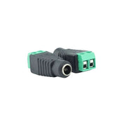 Hohlbuchsenstecker Adapter auf Schraubklemme, schwarz mit grüner Anschlussleiste, Frontalansicht