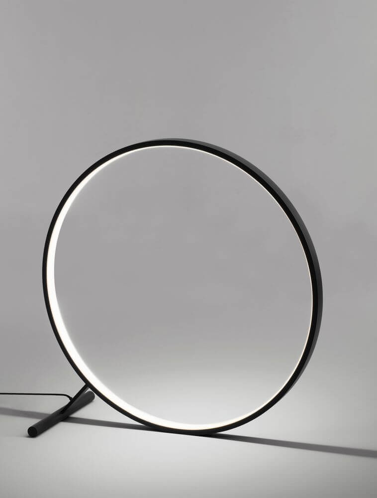 Hola LED Stehlampe 3000K Schwarz in modernem Design mit sanftem Lichtstrahl.