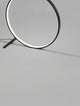 Hola LED Stehlampe 3000K Schwarz auf neutralem Hintergrund mit modernem Design.