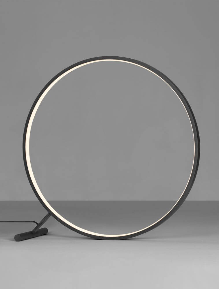 Hola LED Stehlampe 3000K Schwarz im modernen Design mit kreisförmigem Lampenschirm.