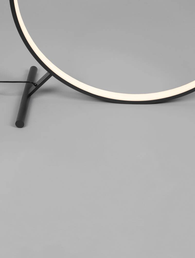 Hola LED Stehlampe 3000K Schwarz - modernes Design mit runder Lichtquelle auf grauem Hintergrund