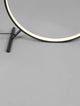 Hola LED Stehlampe 3000K Schwarz - modernes Design mit runder Lichtquelle auf grauem Hintergrund