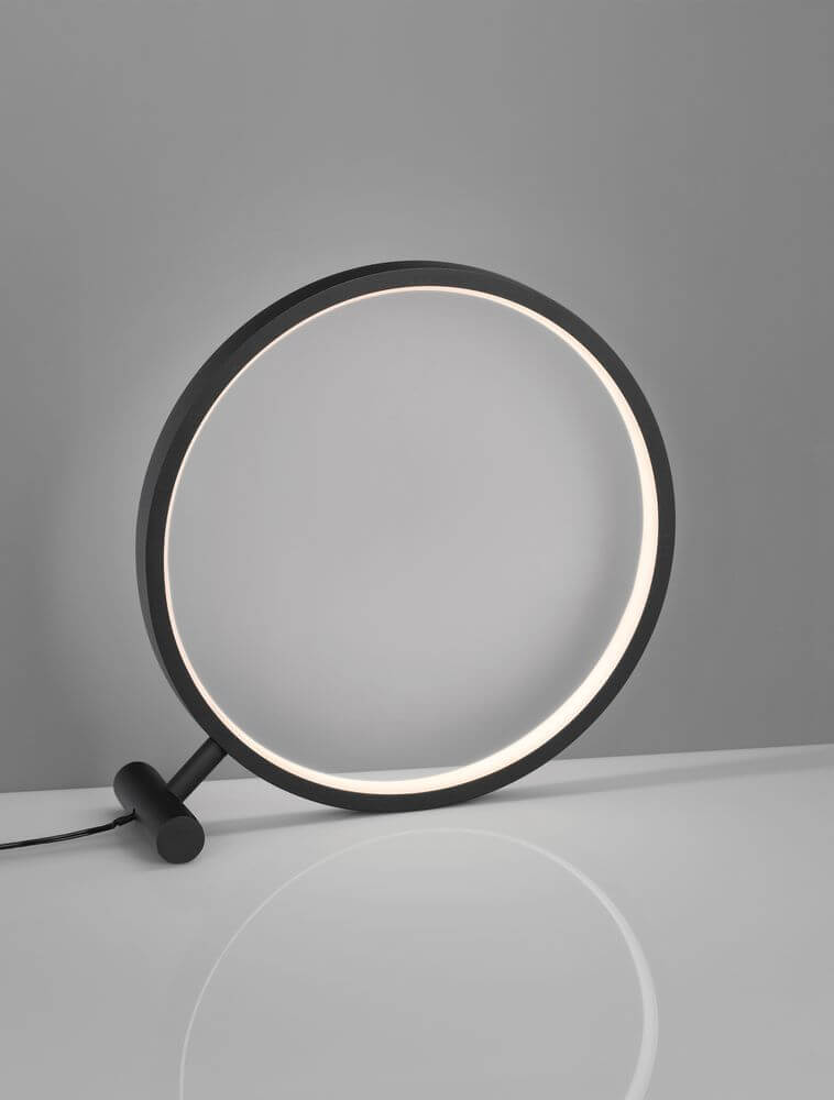 Hola LED Tischleuchte 3000K Schwarz auf einem Tisch, modernes Design mit sanfter Beleuchtung.