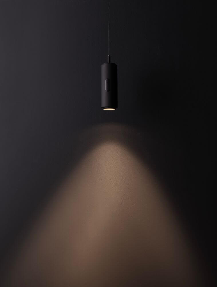 Holm LED Pendelleuchte Ø 13cm 3000K in modernem Design mit schwarzem Finish.