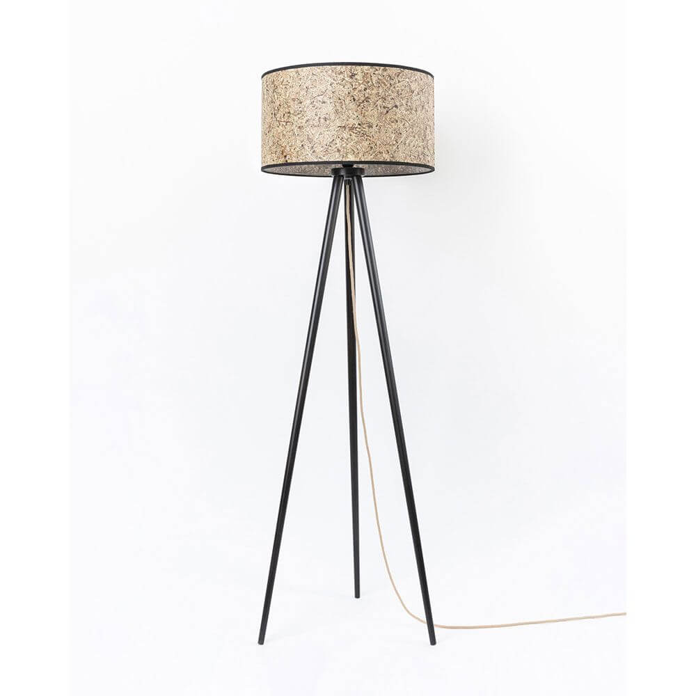 Holz Dreibein-Stehlampe mit Heuschirm in modernem Design aus Naturmaterialien.