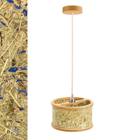 Holz Hängeleuchte mit Heuschirm in alpiner Ästhetik, aus Eiche und Almheu, klaren Formen und natürlichem Charme.