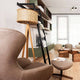 Holz Stehlampe mit Heuschirm in modernem Wohnzimmer, elegantes Design mit natürlichen Materialien.
