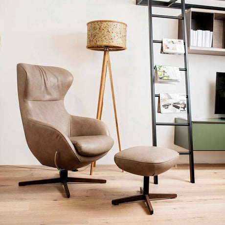 Holz Stehlampe 163cm mit Heuschirm neben einem beigen Designer-Sessel und Ottomane in modernem Wohnambiente.