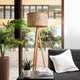 Holz Stehlampe 163cm mit Heuschirm im modernen Raum, dekoriert mit Pflanzen und Sofa.