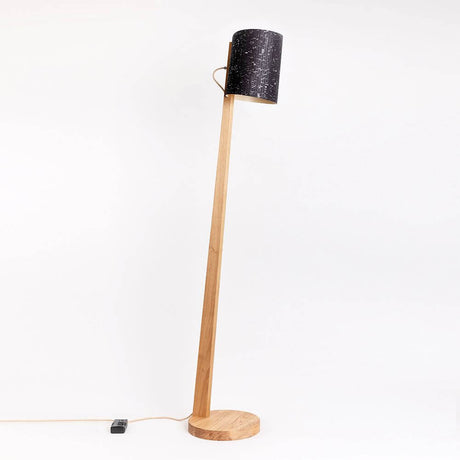 Holz Stehlampe mit Schirm Zylindrisch 167cm aus natürlichem Holz und schwarzem Lampenschirm.