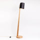 Holz Stehlampe mit zylindrischem Schirm aus schwarzem Kork, 167 cm hoch, individuell gestaltbar.
