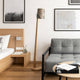 Holz Stehlampe mit zylindrischem Lampenschirm im modernen Wohnzimmer, stilvolle Gestaltung und natürliche Materialien.