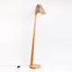 Holz Stehleuchte mit geschwungenem Schirm, 167cm, aus natürlichen Materialien für individuelles Design.