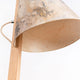 Stehleuchte mit geschwungenem Lampenschirm aus Holz und elegantem Design aus natürlichen Materialien.