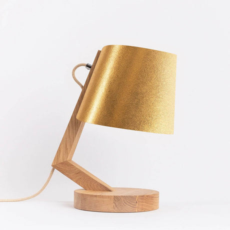 Holz Tischlampe mit Schirm Zylindrisch in Gold mit natürlichem Holzgestell auf weißem Hintergrund.