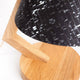 Holz Tischlampe mit zylindrischem Schirm in Schwarz und Holzfuß, elegant und modern.