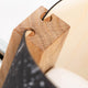 Detailaufnahme der Holz Tischlampe mit zylindrischem Schirm aus natürlichen Materialien.