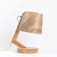 Holztischlampe mit zylindrischem Schirm aus transluzentem Stein, einzigartiges Design und natürliche Materialien.
