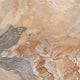Holz Tischleuchte mit Schirm geschwungen - Detailaufnahme von natürlichem Material-Design mit geschwungenen Mustern.