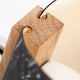Detailansicht der Holz Tischleuchte mit Schirm geschwungen, die natürliche Materialien verwendet.
