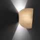 Holz Wandlampe mit Schirm geschwungen, moderne Wandleuchte aus natürlichen Materialien, sanfte Beleuchtung.