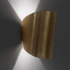 Holz Wandlampe mit Schirm geschwungen, elegante Wandleuchte aus goldenem Material, individuelles Design.