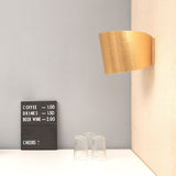 Aplique de madera con pantalla cilíndrica