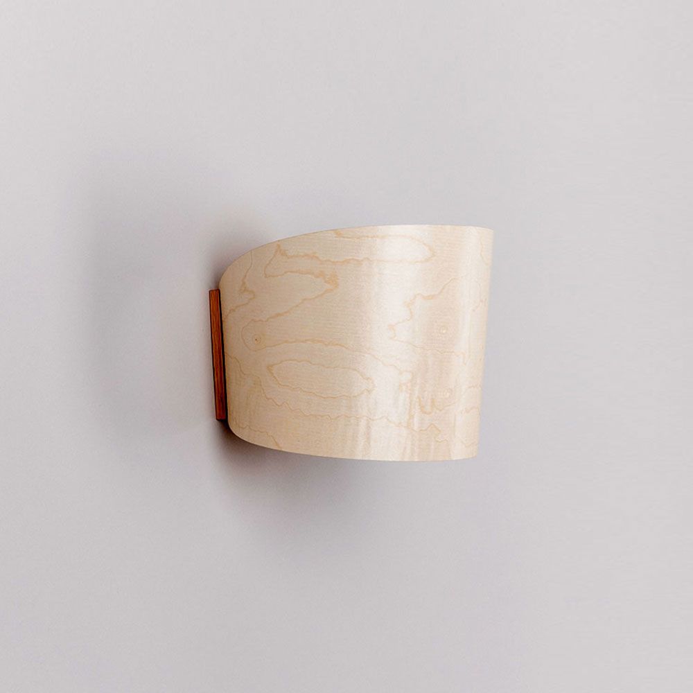 Aplique de madera con pantalla cilíndrica