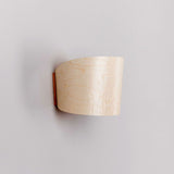 Aplique de madera con pantalla cilíndrica