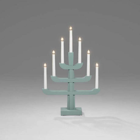 Holzleuchter grün grau lackiert 7 klare Birnen auf grauem Hintergrund, elegante Weihnachtsdekoration.