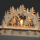 Holzsilhouette mit Weihchtsbaum und Weihchtsmann batteriebetrieben aus Holz, festliche Holzdekoration mit Lichtern.