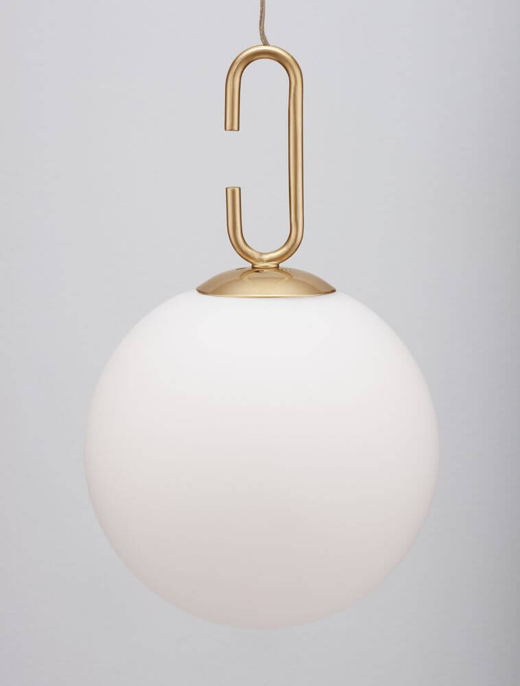 Hook LED Pendelleuchte Ø 18cm 3000K Gold-Gebürstet, Weiß - moderne, stilvolle Pendelleuchte aus Glas und Metall.