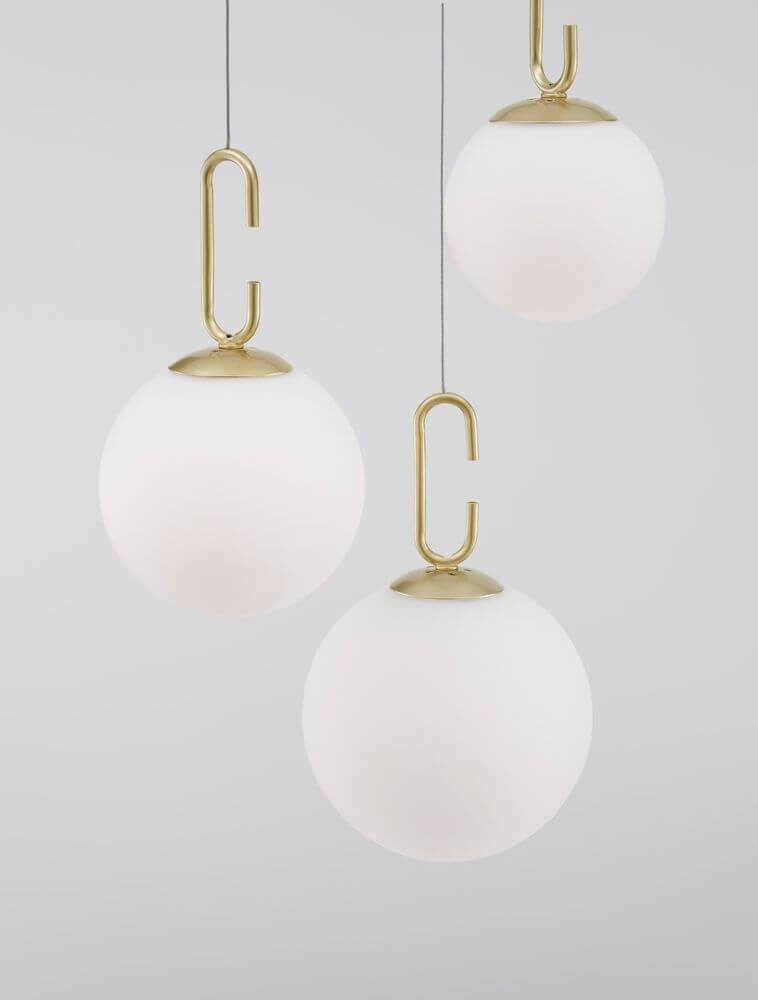 Hook LED Pendelleuchte 3-flammig Ø 39cm 3000K Gold-Gebürstet, Weiß mit drei weißen Glaskugeln und goldenen Halterungen