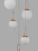 Hook LED Pendelleuchte 5-flammig Ø 42cm 3000K Gold-Gebürstet, Weiß mit modernen Glas- und Metallelementen.
