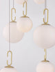 Hook LED Pendelleuchte 7-flammig Ø 56,6cm 3000K Gold-Gebürstet, Weiß mit weißen Glaskugeln und goldenen Haken.
