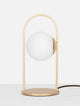 Hook LED Tischleuchte 3000K Gold-Gebürstet, Weiß auf einem Tisch mit minimalistischem Design