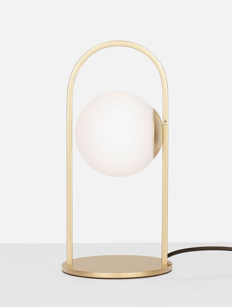 Hook LED Tischleuchte 3000K Gold-Gebürstet, Weiß auf einem Tisch, modernes Design mit Glas und Metall.