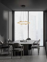 Hyde LED Pendelleuchte 3000K Gold-Gebürstet, Schwarz über modernem Esstisch in stilvollem Raum