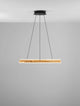 Hyde LED Pendelleuchte 3000K Gold-Gebürstet, Schwarz hängt elegant von der Decke mit schwarzen Kabeln.