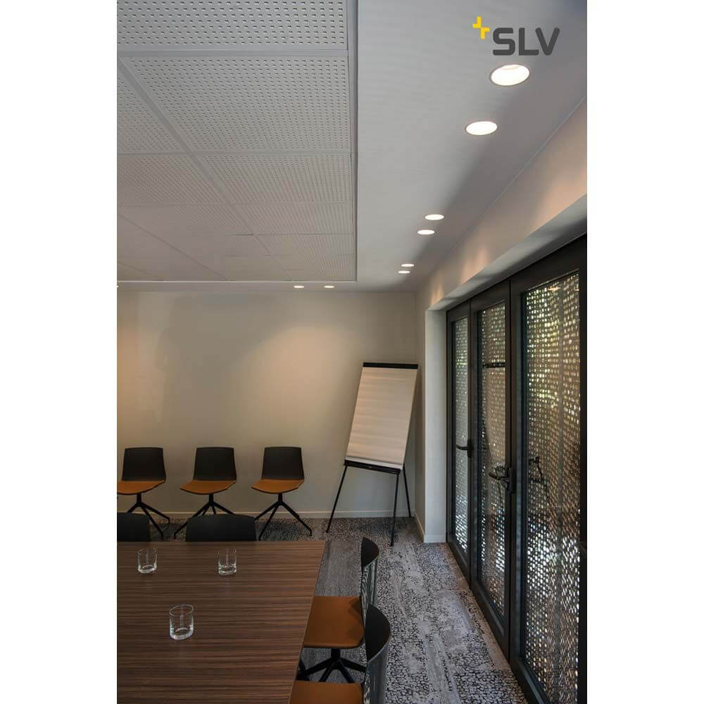 IP HORN 1xGU10 Weiß, starre Hochvolt Einbauleuchte in modernem Konferenzraum mit stilvollem Design.