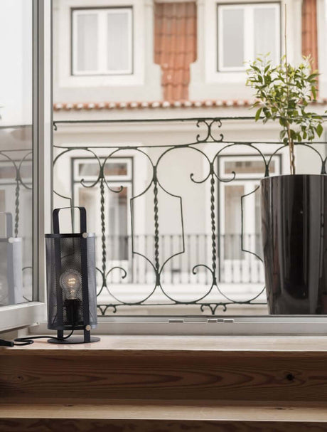 Ian Tischleuchte Schwarz: moderne schwarze Tischlampe mit rustikalem Charme für stilvolle Innenräume