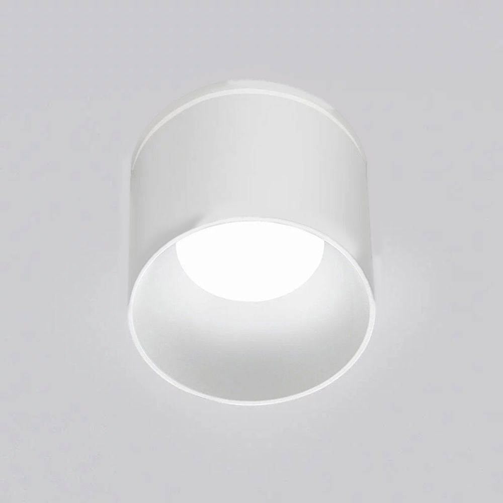 Icone Kone 7 Deckenleuchte aus gedrehtem Aluminium in Weiß, moderne zylinderförmige Lichtquelle.