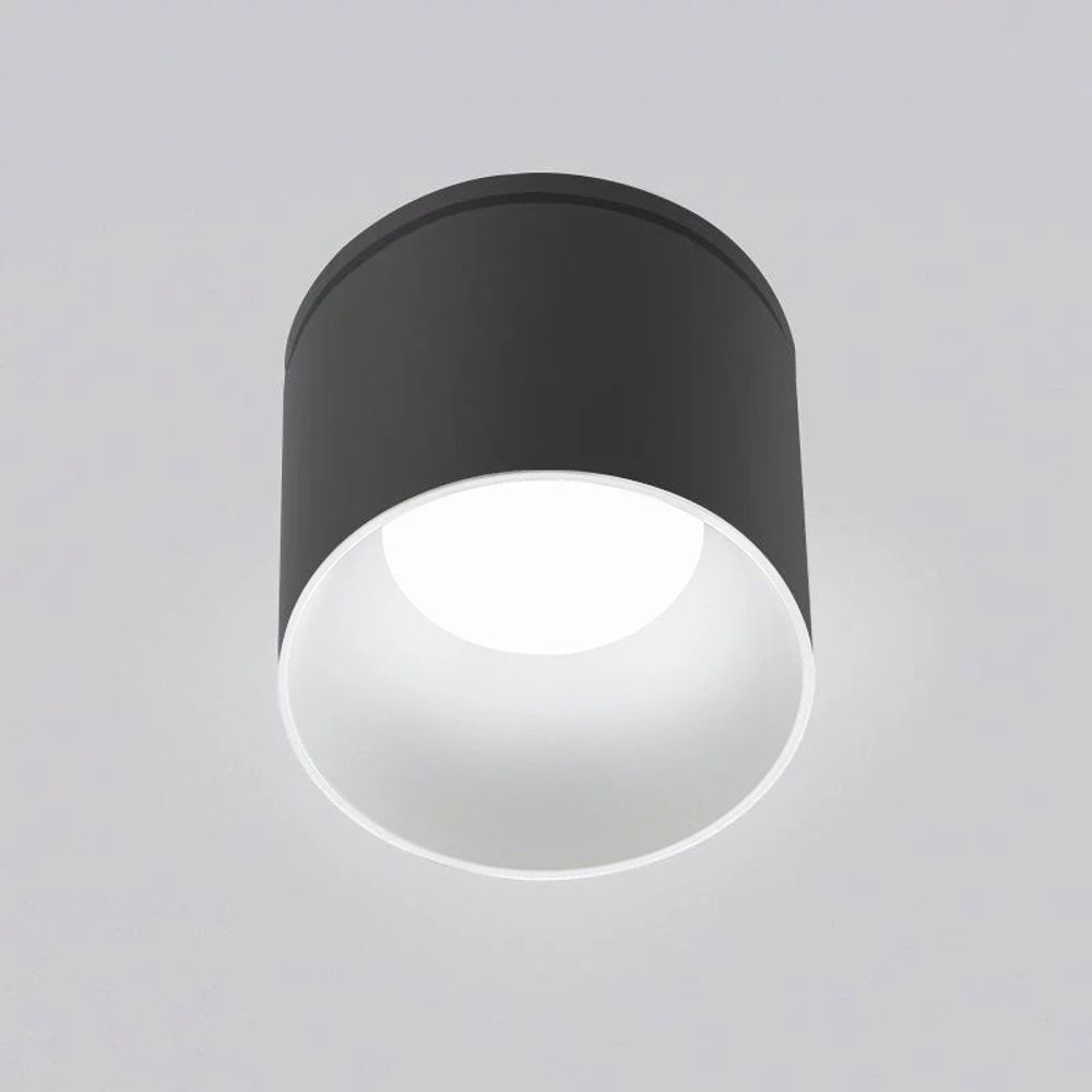 Icone Kone 7 Deckenleuchte in schwarz, elegante zylinderförmige Aluminiumleuchte für stilvolle Akzente.